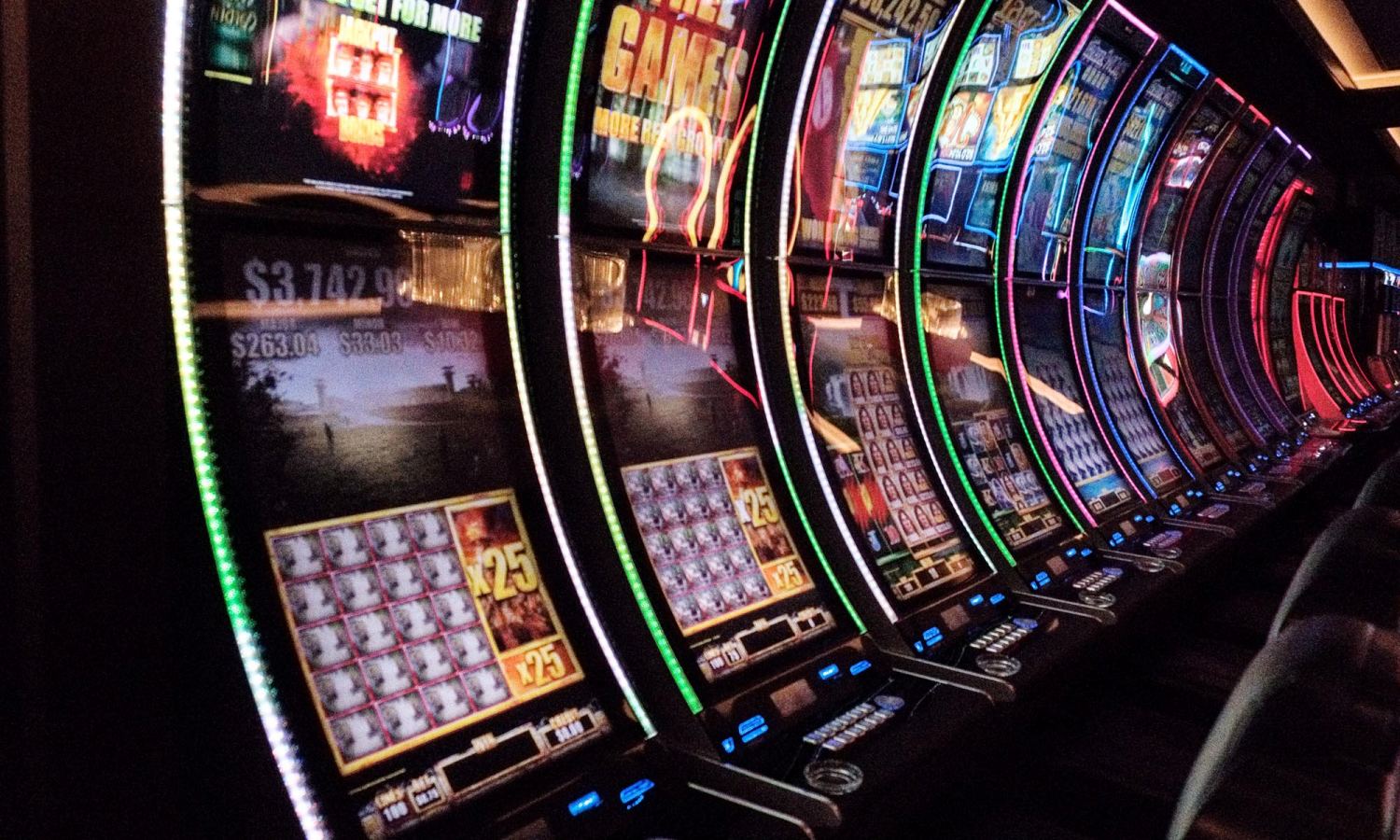 slot machine e tavoli per il gioco d'azzardo