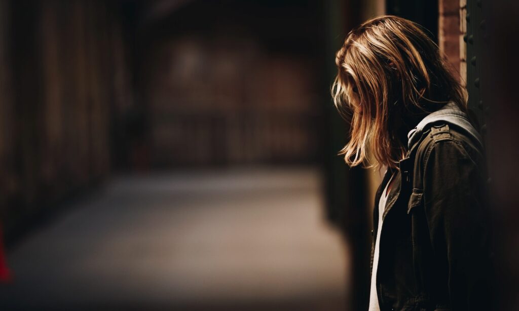 ragazza eroinomane si isola