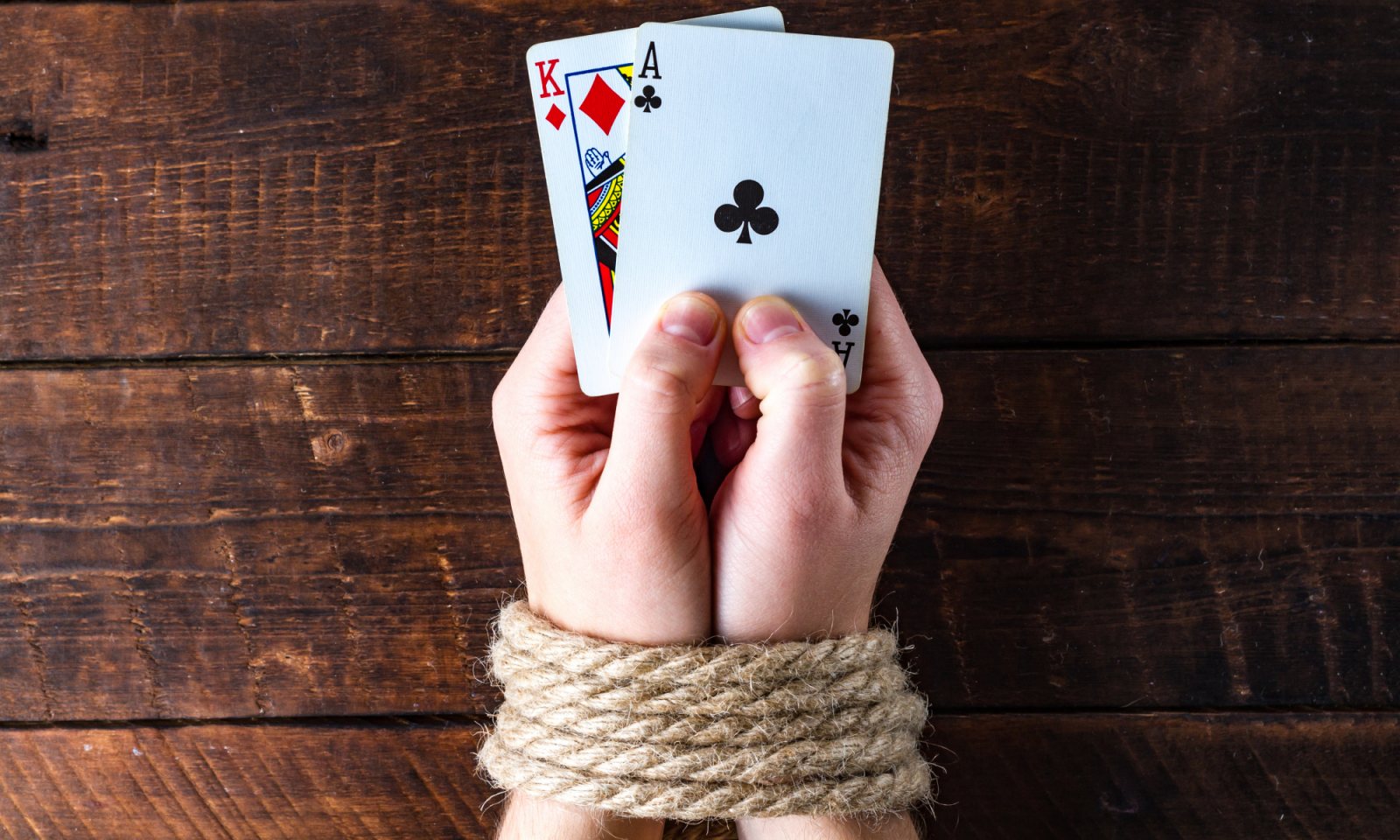 ludopatico da poker con carte in mano