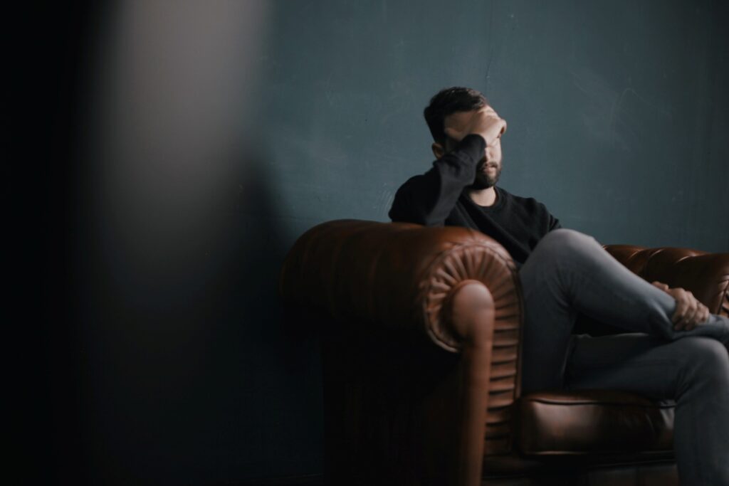 ragazzo ludopatico affronta seduta psicoterapia