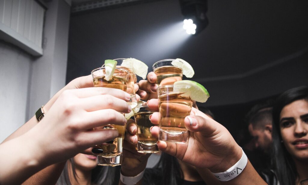 ragazze bevono shot a una festa