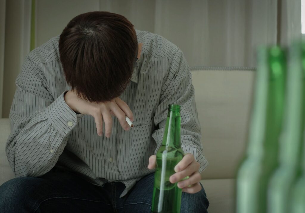 alcolista beve mentre sta male