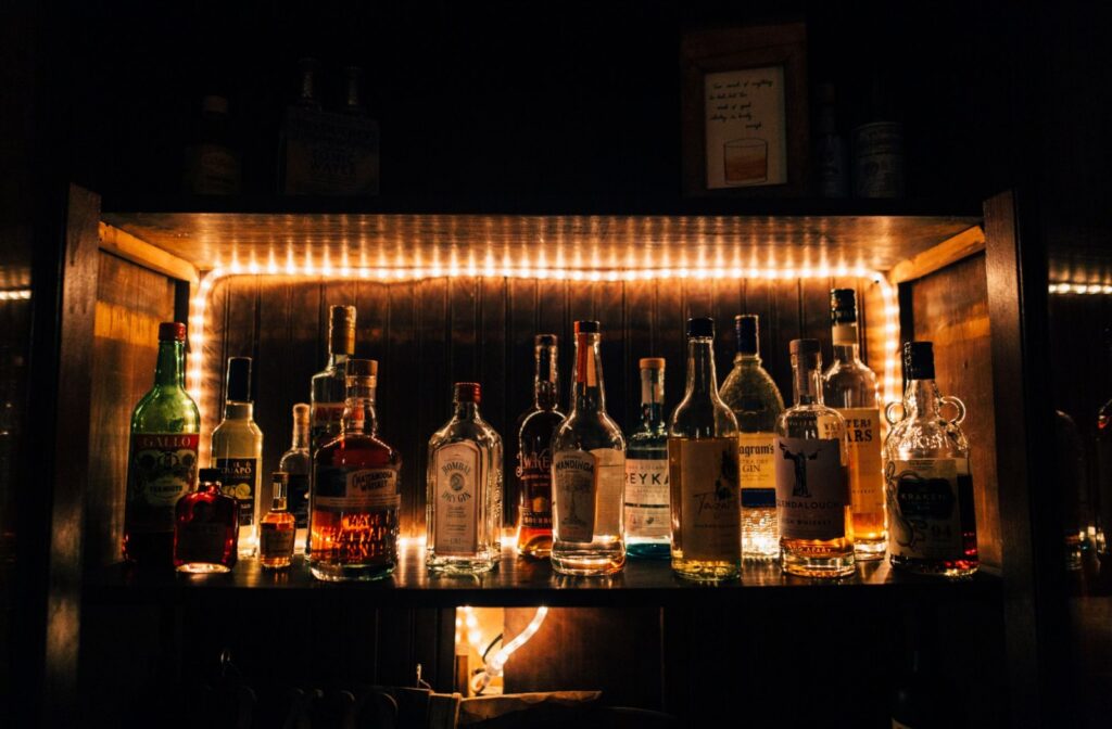alcol in vetrina bar