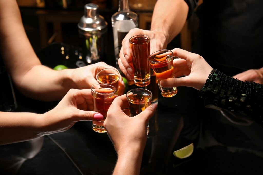 brindisi di adolescenti con shot di superalcolico