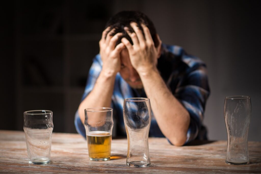 alcolista triste al bancone del bar